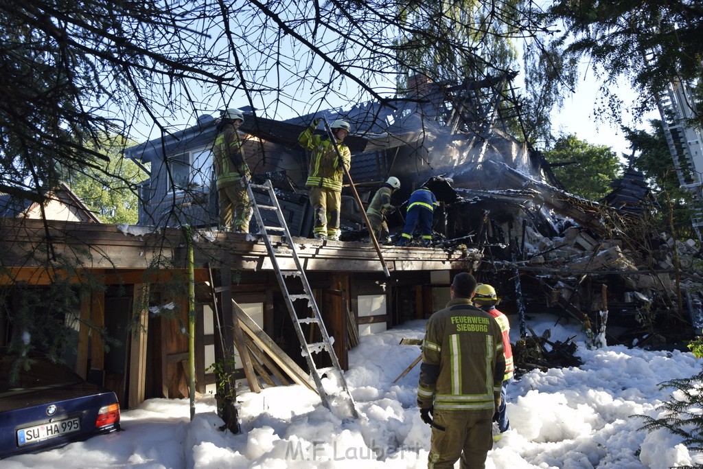 Grossfeuer Einfamilienhaus Siegburg Muehlengrabenstr P1218.JPG - Miklos Laubert